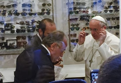 El Papa se prueba unas gafas en una óptica en Roma.