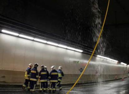 Los bomberos de Madrid Calle 30 trabajan en el interior del túnel inundado.