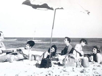 Los músicos brasileños Luiz Bonfá, João Gilberto y Antonio Carlos Jobim, en una playa de Río de Janeiro a finales de los cincuenta, con las actrices europeas Mylène Démongeot, Gloria Paul y Silvia Koscina.