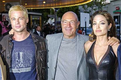 El productor Amon Milchan, entre Brad Pitt y Angelina Jolie, en el estreno de <i>Mr. & Mrs. Smith</i> en Los Ángeles.