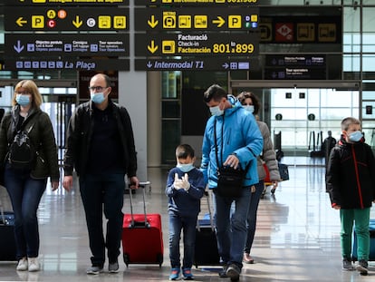 Crianças usam máscaras de proteção no aeroporto de Barcelona.