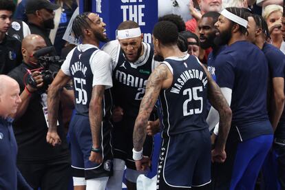 Daniel Gafford (21), P.J. Washington (25) y Derrick Jones Jr. (55) celebran una jugada contra los Minnesota Timberwolves.