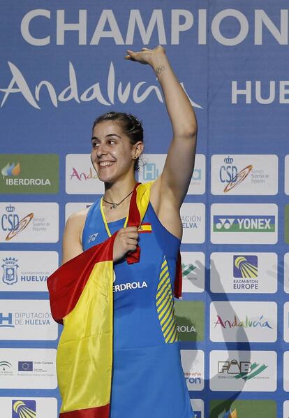 La española Carolina Marín recibe la medalla de oro tras vencer a la rusa Evgeniya Kosetskaya.