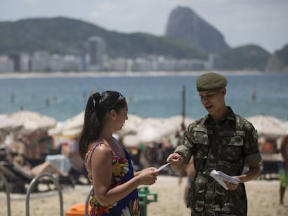 Soldado reparte panfletos informativos sobre o Zika em Copacabana.