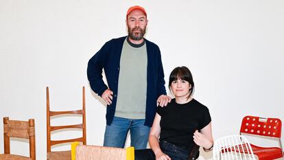 Oriol Hurtado y Lucía Sánchez, fundadores de Passeu-Passeu, posan con algunas de sus sillas preferidas en su galería de Vilanova i la Getrú.