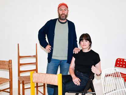 Oriol Hurtado y Lucía Sánchez, fundadores de Passeu-Passeu, posan con algunas de sus sillas preferidas en su galería de Vilanova i la Getrú.