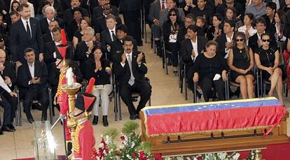 El Pr&iacute;ncipe Felipe (i) saluda al inicio del funeral del presidente Hugo Ch&aacute;vez