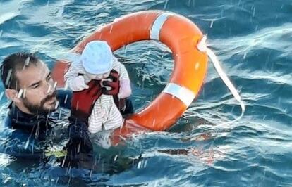 Juan Francisco rescatando al bebé en la frontera de Ceuta.