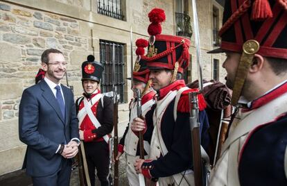 Javier Maroto departe con algunos figurantes de las tropas napoleónicas.