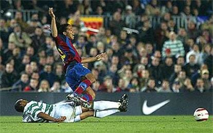 Ronaldinho, derribado por Agathe, jugador del Celtic.