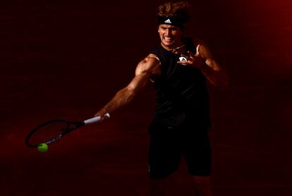 El alemán Alexander Zverev en acción durante su partido de cuartos de final contra el español Carlos Alcaraz. 