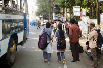 Estudiantes caminan hacia la Escuela Gubernamental de Cochin, la ciudad más poblada de Kerala. El estado al sur de India fue el primero del país en conseguir la alfabetización universal en 1991.