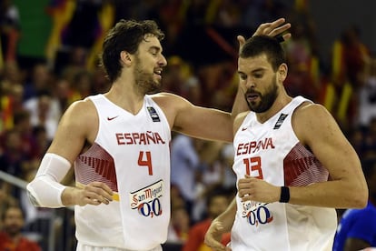 Pau y Marc, en el partido ante Francia de la primera fase del Mundial en Granada