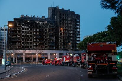 Fachada de los edificios incendiados en Valencia, este viernes.