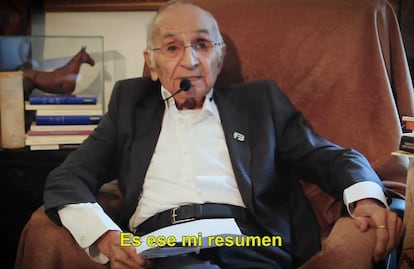 Francisco Brines durante la lectura del poema 'Mi resumen'. / Youtube