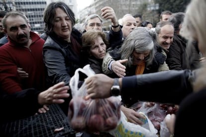 Campesinos griegos reparten fruta y verdura gratis en una plaza en Grecia.