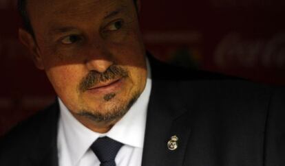 Rafael Benítez en el banquillo de El Molinón
