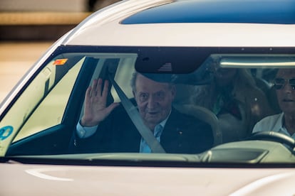 El Rey emérito Juan Carlos de Borbón, aterrizó en el aeropuerto de Vigo para asistir a las regatas de Sanxenxo, este miércoles.