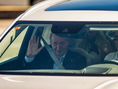 El Rey emérito Juan Carlos de Borbón, aterrizó en el aeropuerto de Vigo para asistir a las regatas de Sanxenxo, este miércoles.