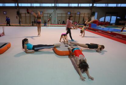 Entrenamiento de gimnastas menores en club de Gimnasia Artística de Pozuelo, que incorpora metodologías para prevenir los abusos. / KIKE PARA