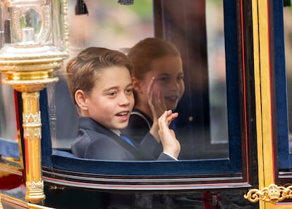 Los príncipes Jorge y Carlota de Gales saludan desde un carruaje real, durante el desfile 'Trooping the Colour', este sábado por las calles de Londres.  