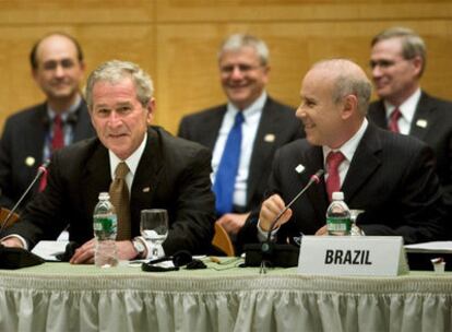 El presidente de Estados Unidos, George W. Bush, y el ministro de finanzas de Brasil, Guido Mantega, durante la reunión del G-20