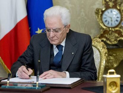 Sergio Mattarella, firmando el decreto por el cual se disuelven las c&aacute;maras del Senado y del Congreso de Diputados de Italia, en Roma, Italia.