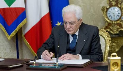 Sergio Mattarella, firmando el decreto por el cual se disuelven las c&aacute;maras del Senado y del Congreso de Diputados de Italia, en Roma, Italia.