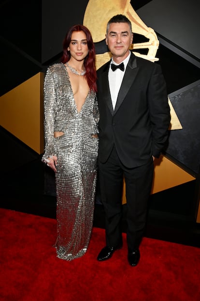 Dua Lipa junto a su padre, Dukagjin Lipa, el 4 de febrero de 2024, en la alfombra roja de la 64ª edición de los premios Grammy en Los Ángeles (California).