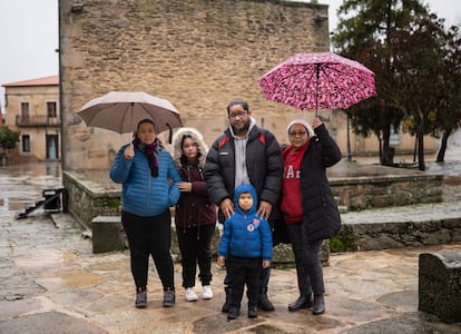 La familia venezolana formada por Yohalet V., Edgar P. y sus dos hijos, junto a la madre de él, en Monleras (Salamanca).
