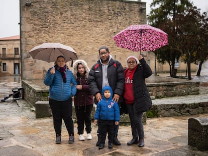 La familia venezolana formada por Yohalet V., Edgar P. y sus dos hijos, junto a la madre de él, en Monleras (Salamanca).