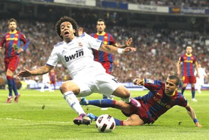 Marcelo cae dentro del área ante la entrada de Alves en la jugada que supusoel penalti a favor del Madrid.