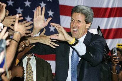 John Kerry saluda a sus simpatizantes durante un acto en Orlando (Florida), donde se realiza el voto anticipado.