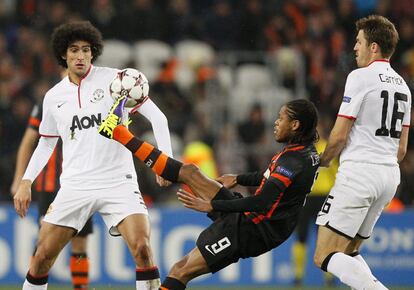 Marouane Fellaini y Michael Carrick ante Luiz Adriano.