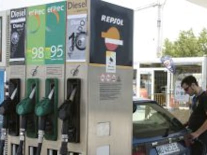 Un joven pone gasolina a su coche en un surtidor,  en una gasolinera de San Javier (Murcia).