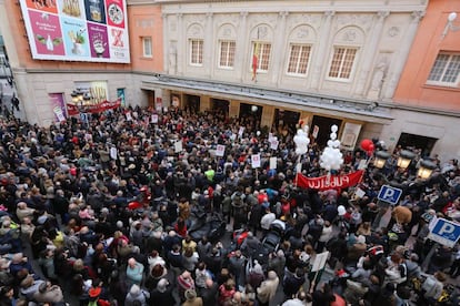 Concentración el pasado 15 de abril de los trabajadores del Teatro de la Zarzuela contra la fusión con el Teatro Real.