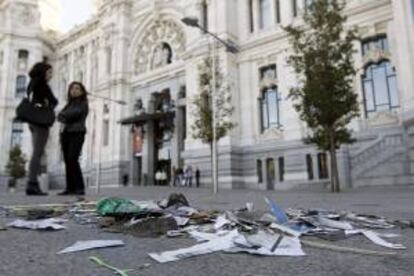 Basura acumulada a las puertas del Ayuntamiento de Madrid en la plaza de Cibeles, cuando se cumple la octava jornada de huelga de limpieza viaria y de mantenimiento de jardines de la capital.