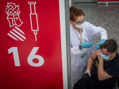 COMUNIDAD VALENCIANA
VALENCIA, 31/01/2022.- La Generalitat Valenciana ha reabierto los espacios de vacunación masiva, los "vacunódromos", para acelerar la administración de la dosis de refuerzo contra la covid-19.
FOTO,MÒNICA TORRES
