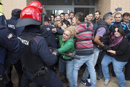 Momentos de tensión entre los miembros de la plataforma contra los desahucios 'Kaleratzeak Stop' y la Ertzaintza y la Policía Local de Vitoria durante un desahucio.