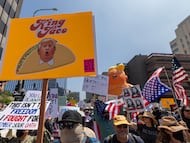 Un cartel con la imagen de Donald Trump junto a un taco —en referencia a su tendencia a hesitar— se ve durante una protesta en contra del presidente el pasado 14 de junio en Los Ángeles.