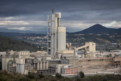 La fábrica de Cementos Molins en Sant Vicenç dels Horts, este sábado.