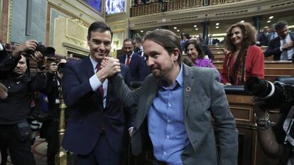 Pedro Sánchez posa junto a Pablo Iglesias tras el debate de investidura.