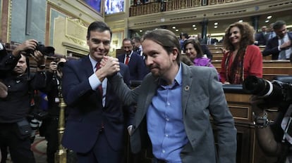 Pedro Sánchez posa junto a Pablo Iglesias tras el debate de investidura.