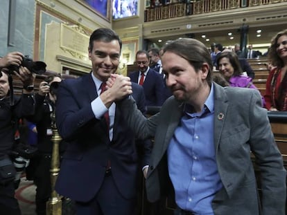 Pedro Sánchez posa junto a Pablo Iglesias tras el debate de investidura.