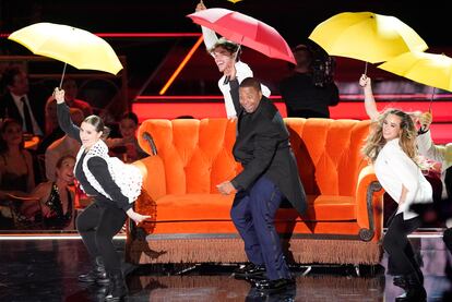 El anfitrión, Kenan Thompson, hace un homenaje al programa 'Friends' durante la ceremonia de los 74ta edición de los premios Emmy, en el Teatro Microsoft, en Los Ángeles (EE UU), la noche del lunes.