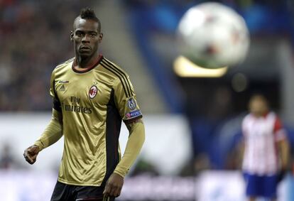 Balotelli observa el balón durante el partido