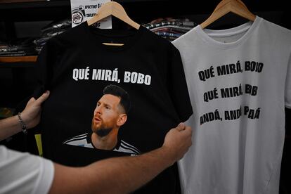 Una camiseta con la imagen de Messi con la frase "Qué mirás, bobo" que hizo célebre durante el Mundial de Qatar.