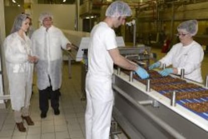 Trabajadores de una f&aacute;brica alimentaria.