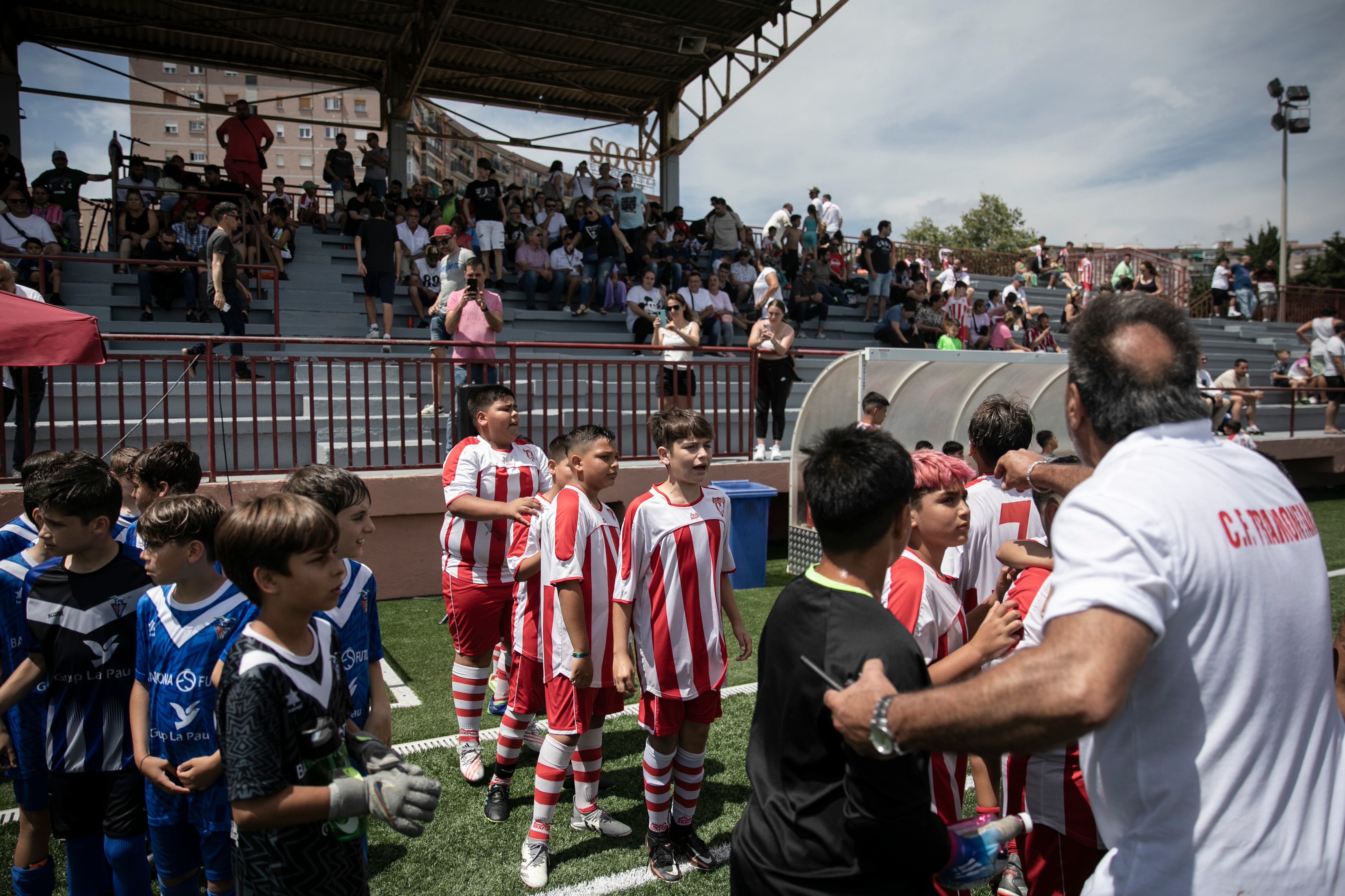 Toni Porto organiza la entrada en el campo de su equipo  antes del comienzo de uno de los partidos de la segunda edición del Torneo F7 CF Tramontana La Mina en el Campo de Futbol CEM Besòs.