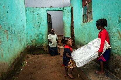 La fotógrafa holandesa Marijn Fidder muestra una historia sobre la vida de personas con discapacidad en Uganda, un país con una de las leyes más inclusivas del mundo para ellas. Todo un referente en un contexto global donde quienes viven en países empobrecidos están abocados al aislamiento social, la pobreza y una menor calidad de vida. En la imagen, Rogers Nkajja, un hombre con discapacidad, se muda de casa con la ayuda de sus hijas.